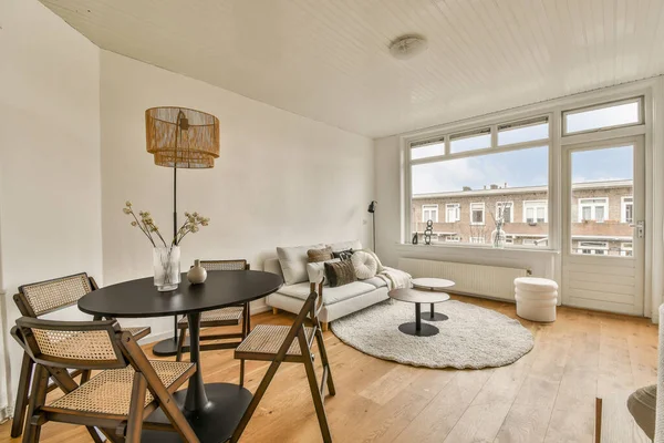 Ein Wohnzimmer Mit Weißen Wänden Und Holzböden Darunter Ein Runder — Stockfoto