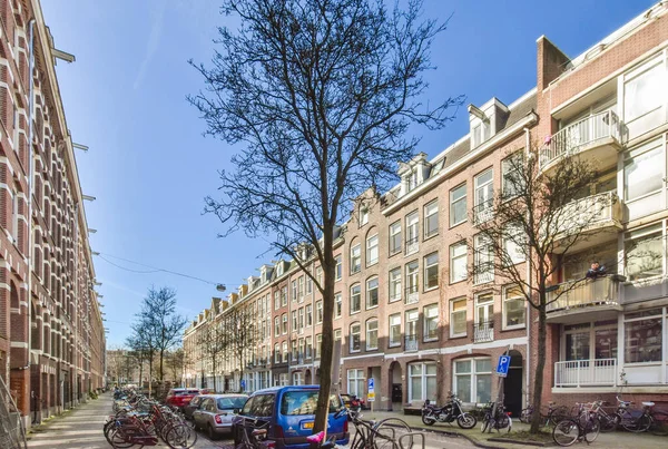 Amsterdam Nizozemsko Dubna 2021 Několik Kol Zaparkovaných Straně Ulice Před — Stock fotografie