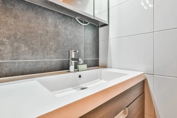 Banheiro Com Azulejos Brancos Parede Vaidade Madeira Pia Lado Espelho — Fotografia de Stock