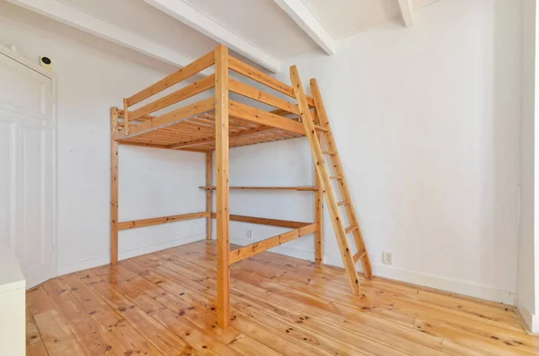 有木制地板和墙上梯子的房间 以防止它掉进壁橱 — 图库照片