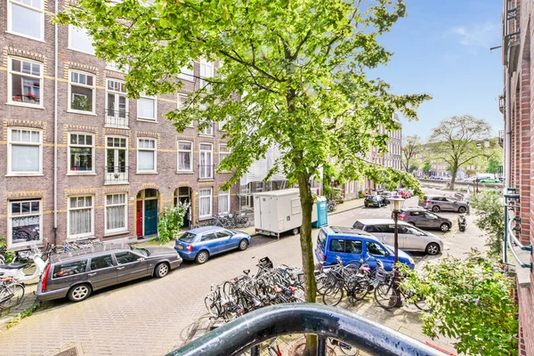 Amsterdam Holandia Kwietnia 2021 Ulica Miejska Zaparkowanymi Samochodami Rowerami Chodniku — Zdjęcie stockowe
