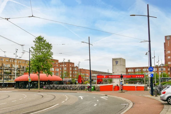 Амстердам Нідерланди Квітня 2021 Року Вулицю Автомобілями Припаркованими Задньому Плані — стокове фото