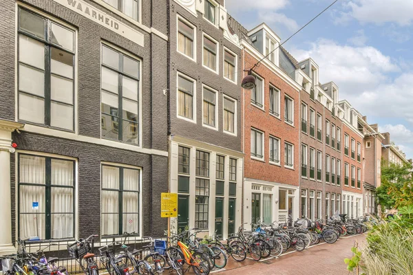 Amsterdam Hollanda Nisan 2021 Pencereleri Bitkileri Büyüyen Bazı Binaların Önündeki — Stok fotoğraf