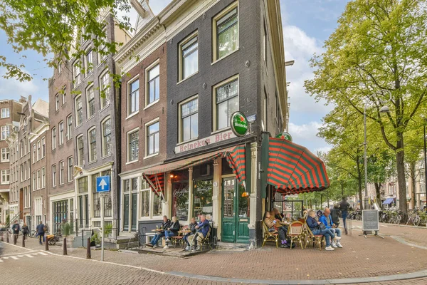 Amsterdam Hollanda Nisan 2021 Nsanlar Kaldırım Boyunca Ağaçlarla Park Edilmiş — Stok fotoğraf