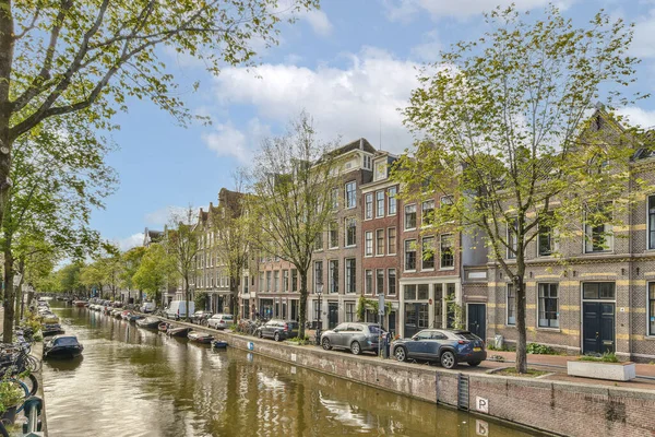 Амстердам Нидерланды Апреля 2021 Года Канал Центре Городской Территории Автомобилями — стоковое фото