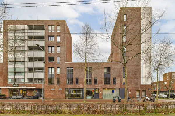 Amsterdam April 2021 Een Stedelijk Gebied Met Hoge Bakstenen Gebouwen — Stockfoto
