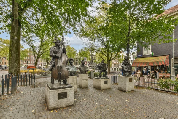 Amsterdam Holandia Kwietnia 2021 Posąg Środku Ulicy Wieloma Ludźmi Chodzącymi — Zdjęcie stockowe