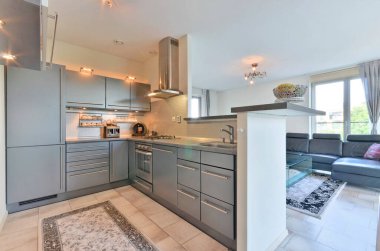 Mutfak ve oturma odası aynı dairede, boşluğun diğer tarafında açık bir yemek alanı var.