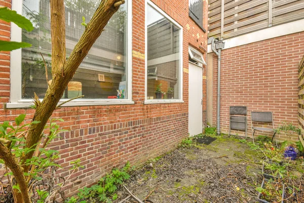 Amsterdam April 2021 Een Buitenruimte Met Bakstenen Muren Planten Voorgrond — Stockfoto