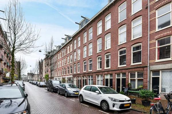 Άμστερνταμ Κάτω Χώρες Απριλίου 2021 Μερικά Αυτοκίνητα Σταθμευμένα Στην Άκρη — Φωτογραφία Αρχείου