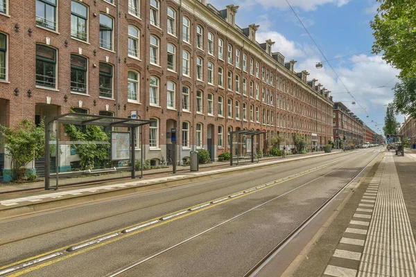 Amsterdam April 2021 Een Stadsstraat Met Gebouwen Aan Beide Zijden — Stockfoto