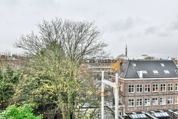 Amszterdam Hollandia 2021 Április Egy Városi Terület Előtérben Épületekkel Fákkal — Stock Fotó