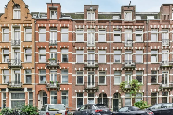 네덜란드 암스테르담 2021 발바닥 아파트 길가에 자동차들 — 스톡 사진