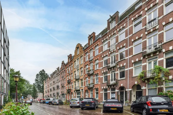네덜란드 암스테르담 2021 길가에 뒤에는 건물들이 있으며 — 스톡 사진