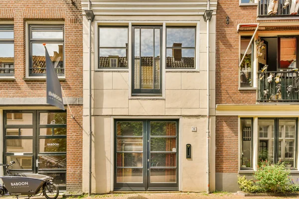 Amsterdam April 2021 Een Fiets Geparkeerd Voor Een Appartementencomplex Een — Stockfoto