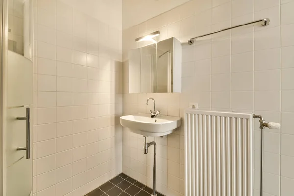 Koupelna Umyvadlem Zrcadlem Vyzařovacím Stojanem Ručníky Stěně Vedle Vany — Stock fotografie