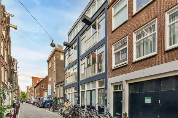 Amsterdam Hollanda Nisan 2021 Kaldırımlara Parketmiş Bisikletli Bir Şehir Sokağı — Stok fotoğraf