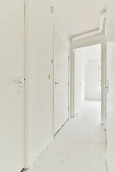 Пустая Комната Белыми Стенами Дверными Ручками Дверях Закрыты Никого Ней — стоковое фото