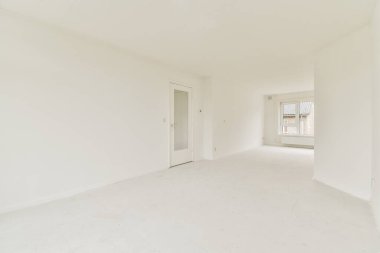 Beyaz duvarları olan boş bir oda ve diğer duvardaki hiçbir kapı içeriden çekilmemiş.