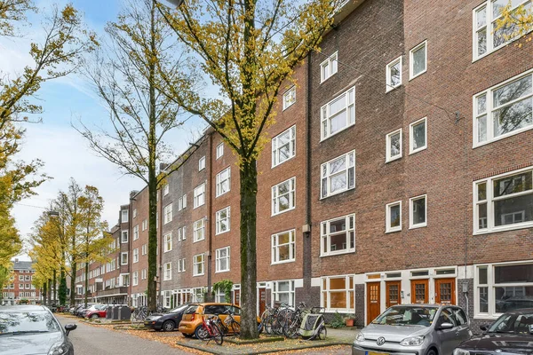 Amszterdam Hollandia 2021 Április Autók Parkolnak Utca Szélén Egy Sor — Stock Fotó