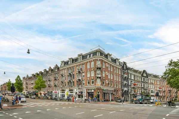 2021年4月10日 荷兰阿姆斯特丹 一条城市街道 两边都有汽车和人穿过街道 有蓝色的天空 — 图库照片