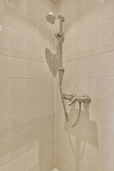 Sprcha Bílými Dlaždicemi Stěnách Podlahou Kachlových Koupelnách Zdá Používá Jako — Stock fotografie