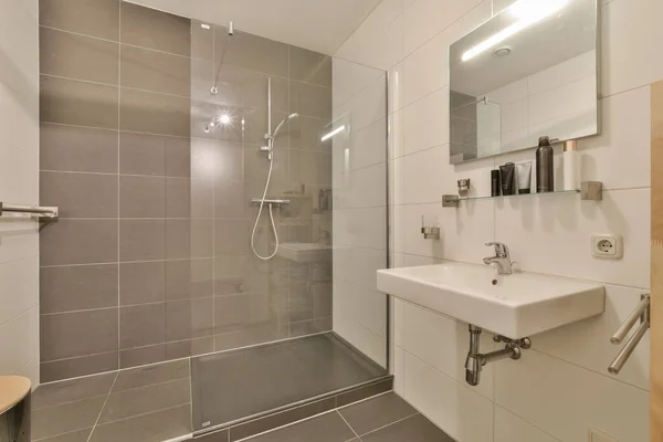Łazienka Szklanymi Drzwiami Prysznicowymi Umywalką Rogu Obok Spaceru Kabinach Prysznicowych — Zdjęcie stockowe