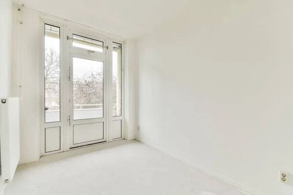 Пустая Комната Дверью Окном Углу Который Окрашен Белый Цвет Выглядел — стоковое фото