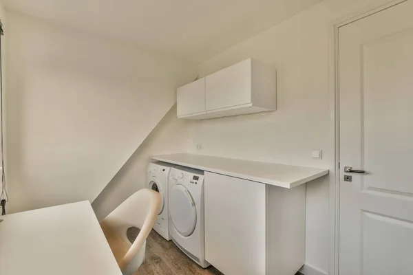 门旁边的一个小洗衣房 里面有洗衣机和烘干机 门开着 — 图库照片