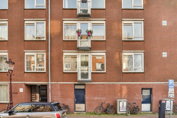 Amsterdam Netherlands April 2021 Apartment Building Bicycles Parked Sidewalk Front — Stock Photo, Image