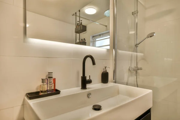 Łazienka Umywalką Lustrem Kabiną Prysznicową Rogu Obok Znajduje Się Biała — Zdjęcie stockowe