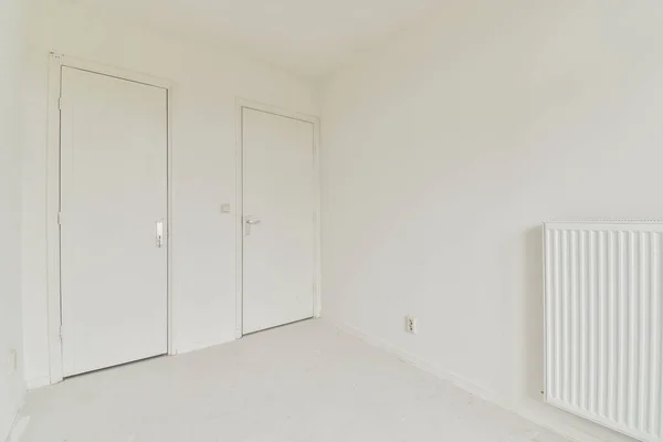 Een Lege Kamer Met Witte Muren Twee Deuren Aan Weerszijden — Stockfoto