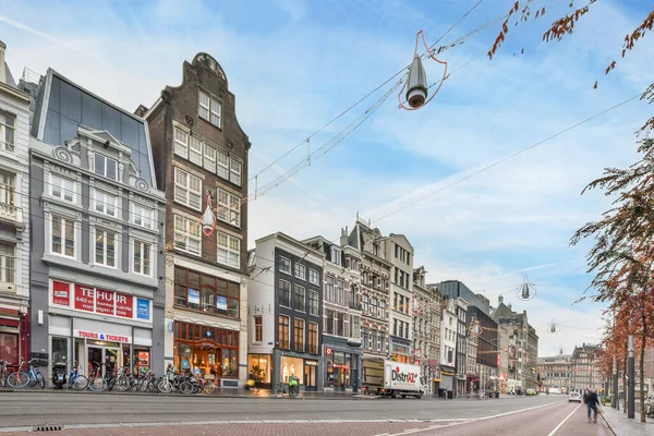 2021年4月10日 荷兰阿姆斯特丹 一条城市街道 人们在人行道上行走 汽车在一些建筑物前面的路上行驶 — 图库照片
