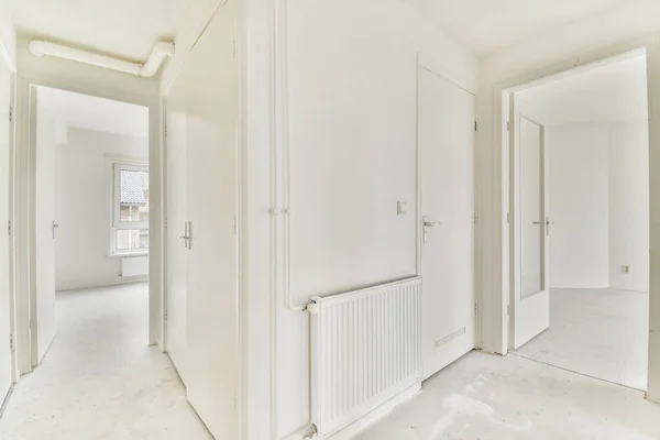 Een Lege Kamer Met Witte Muren Deuren Aan Weerszijden Niemand — Stockfoto