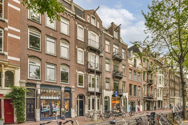 Амстердам Нидерланды Апреля 2021 Года Некоторые Велосипеды Припаркованы Обочине Улицы — стоковое фото