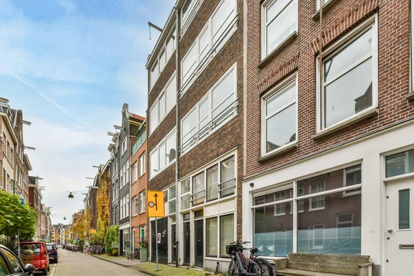 Amsterdam Netherlands April 2021 City Street Parked Cars Side Buildings — Stock Photo, Image