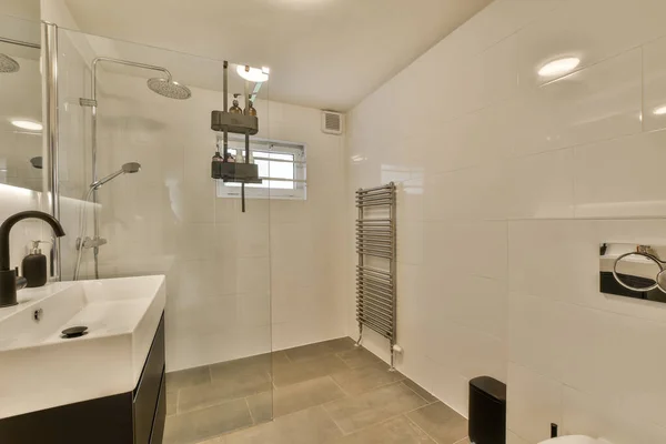 Moderno Cuarto Baño Con Azulejos Blancos Accesorios Negros Las Paredes — Foto de Stock
