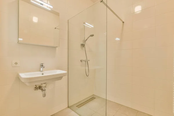 带有水池 镜子和淋浴间的浴室 其颜色与瓷砖地板上的颜色相同 — 图库照片