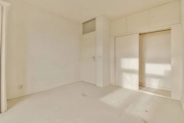 Una Habitación Vacía Con Paredes Blancas Armarios Pared Hay Puerta — Foto de Stock