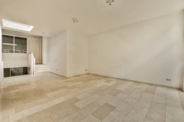 Fayansların döşemesi ve büyük pencereleri olan boş bir oturma odası çok temiz, ama hiç ışık yok.