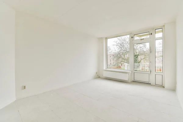 Een Lege Kamer Met Witte Muren Grote Ramen Die Uitkijken — Stockfoto