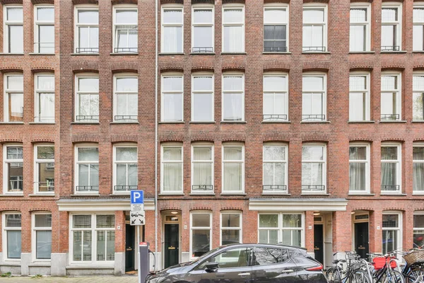 Άμστερνταμ Κάτω Χώρες Απριλίου 2021 Πολυκατοικία Ποδήλατα Παρκαρισμένα Στο Δρόμο — Φωτογραφία Αρχείου