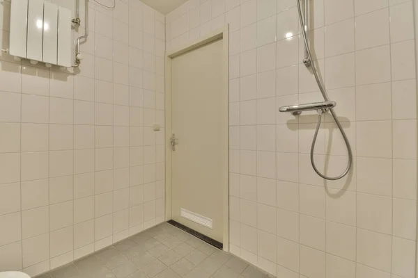 Banheiro Com Azulejos Brancos Nas Paredes Azulejos Redor Cabine Chuveiro — Fotografia de Stock