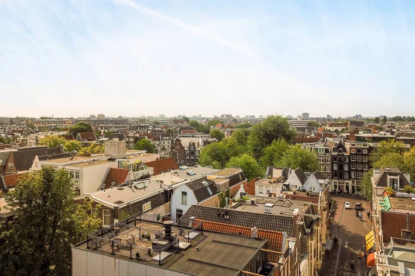 2021年4月10日 荷兰阿姆斯特丹 一座城市 前路有建筑物和树木 在晴朗的蓝天 从高耸的屋顶上可以看到 — 图库照片