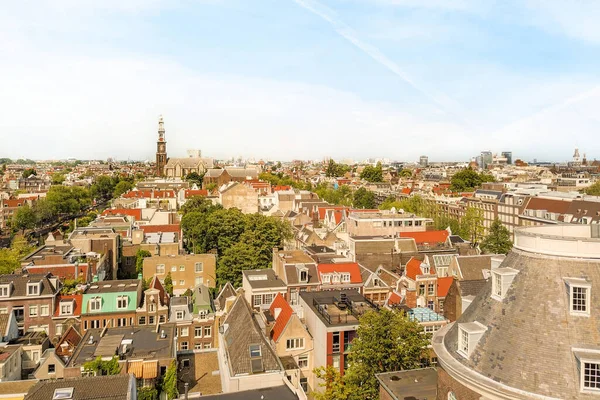 2021年4月10日 荷兰阿姆斯特丹 一座城市矗立在一座大楼的顶部 俯瞰着天空中的一些建筑物和树木 它是非常蓝的 — 图库照片