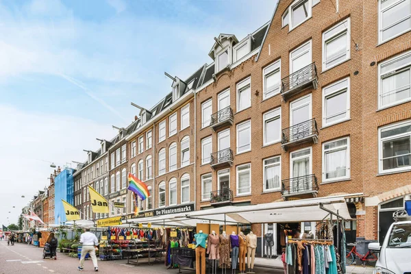 Амстердам Нидерланды Апреля 2021 Года Люди Идущие Улице Перед Зданием — стоковое фото