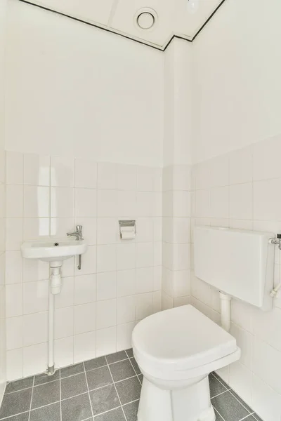 Duvarlarında Zemininde Beyaz Fayanslar Olan Bir Banyo Odanın Ortasındaki Tuvalet — Stok fotoğraf
