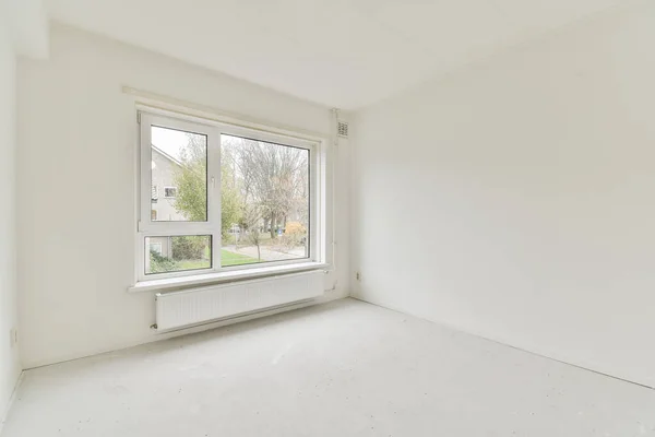 Пустая Комната Белыми Стенами Никто Стоит Углу Глядя Вид Окна — стоковое фото