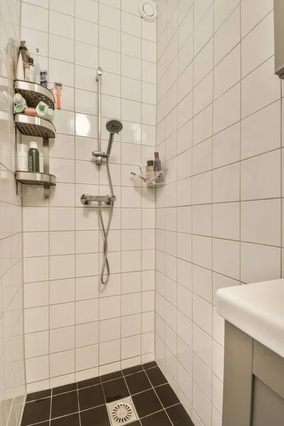 Ein Badezimmer Mit Schwarzen Und Weißen Fliesen Den Wänden Duschkopfstützen — Stockfoto