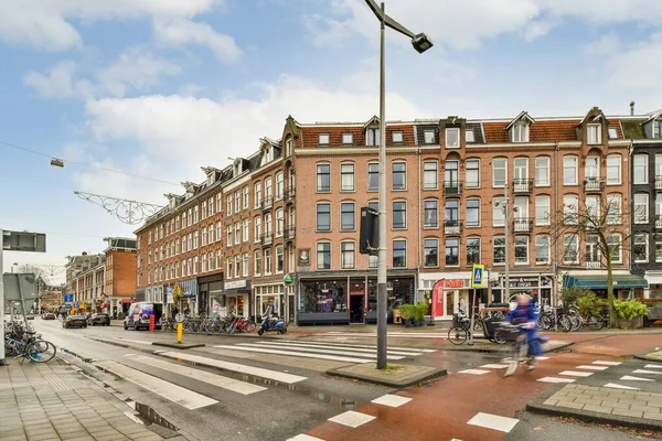 Amsterdam Niederlande April 2021 Eine Stadtstraße Mit Gebäuden Und Menschen — Stockfoto